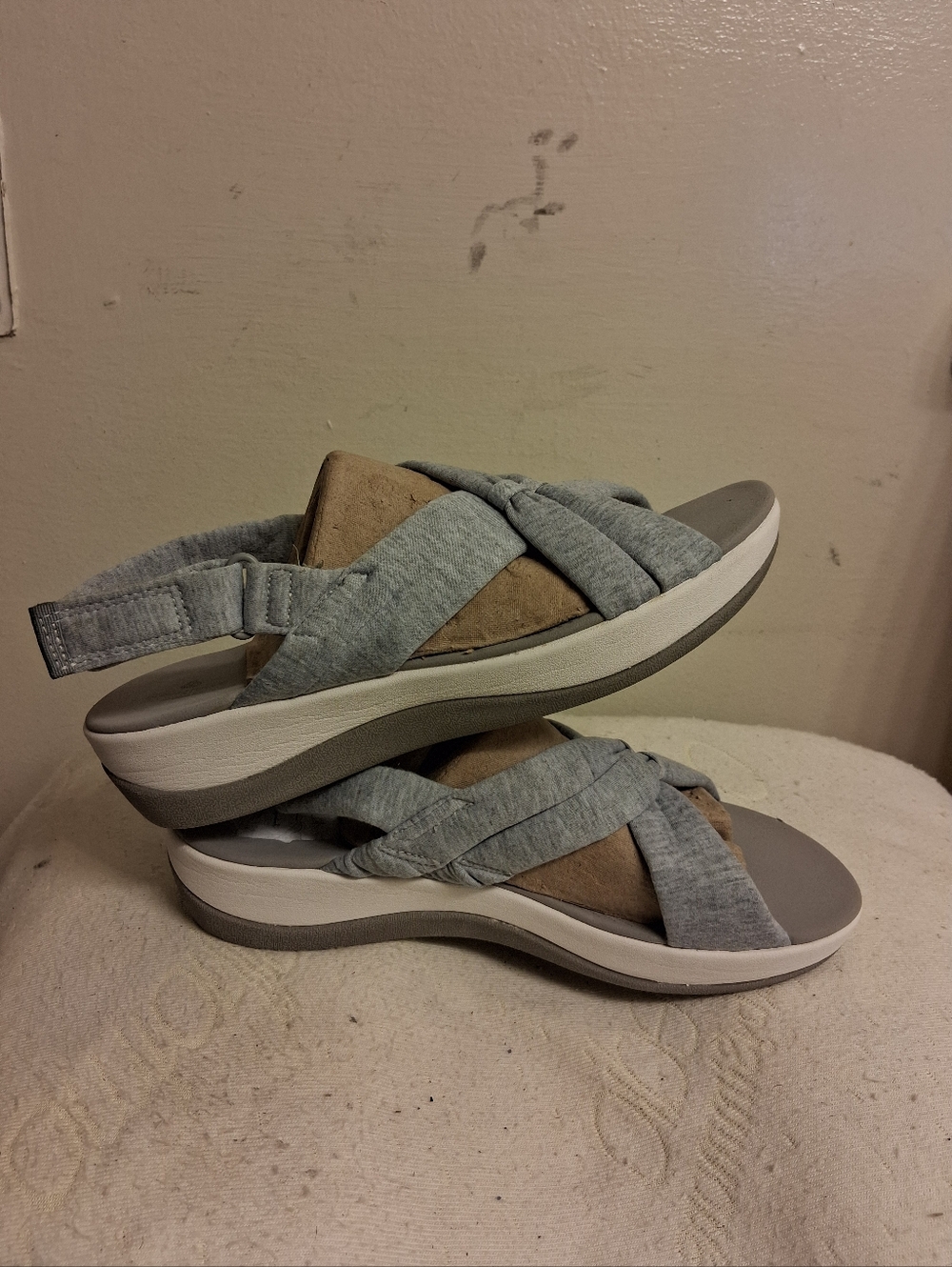 Womens CLARKS Comfort Sandals in Light Gray Size 8.5